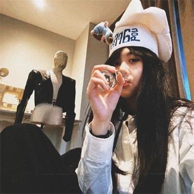 穿风信子蓝的少女